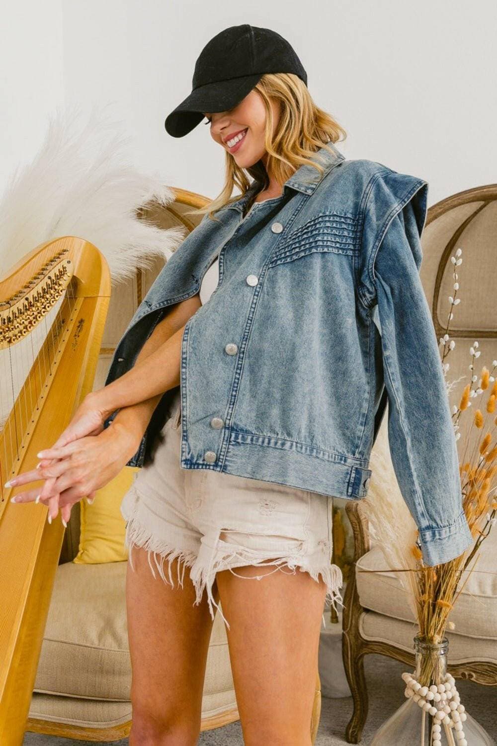 Dreamy Denim Collared Button-Up JacketDreamy Denim Collared Button-Up Jacket

Elevate your style with the Dreamy Denim Collared Button-Up Jacket, where classic elegance meets modern versatility. This jacLove Salve Dreamy Denim Collared Button-jeans