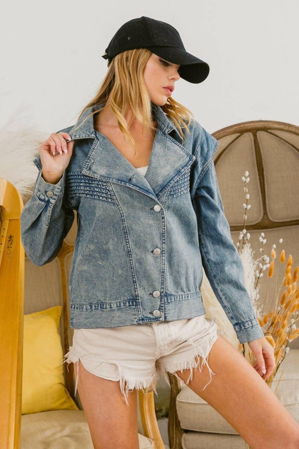 Dreamy Denim Collared Button-Up JacketDreamy Denim Collared Button-Up Jacket

Elevate your style with the Dreamy Denim Collared Button-Up Jacket, where classic elegance meets modern versatility. This jacLove Salve Dreamy Denim Collared Button-jeans