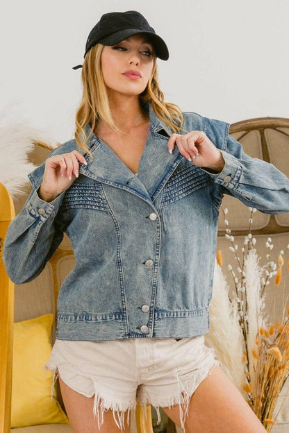 Dreamy Denim Collared Button-Up JacketDreamy Denim Collared Button-Up Jacket

Elevate your style with the Dreamy Denim Collared Button-Up Jacket, where classic elegance meets modern versatility. This jacLove Salve Dreamy Denim Collared Button-jeans