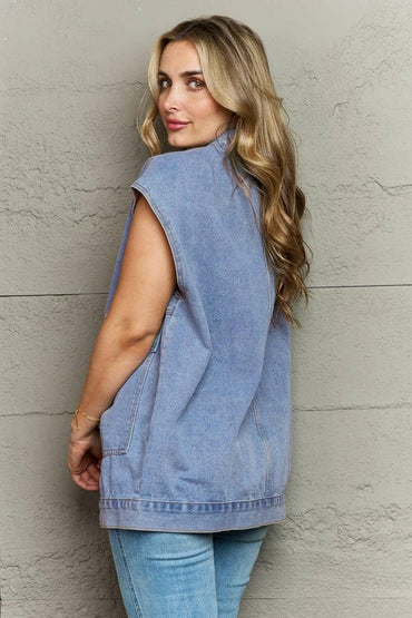 Stylish sleeveless denim shirt with pockets for effortless chic