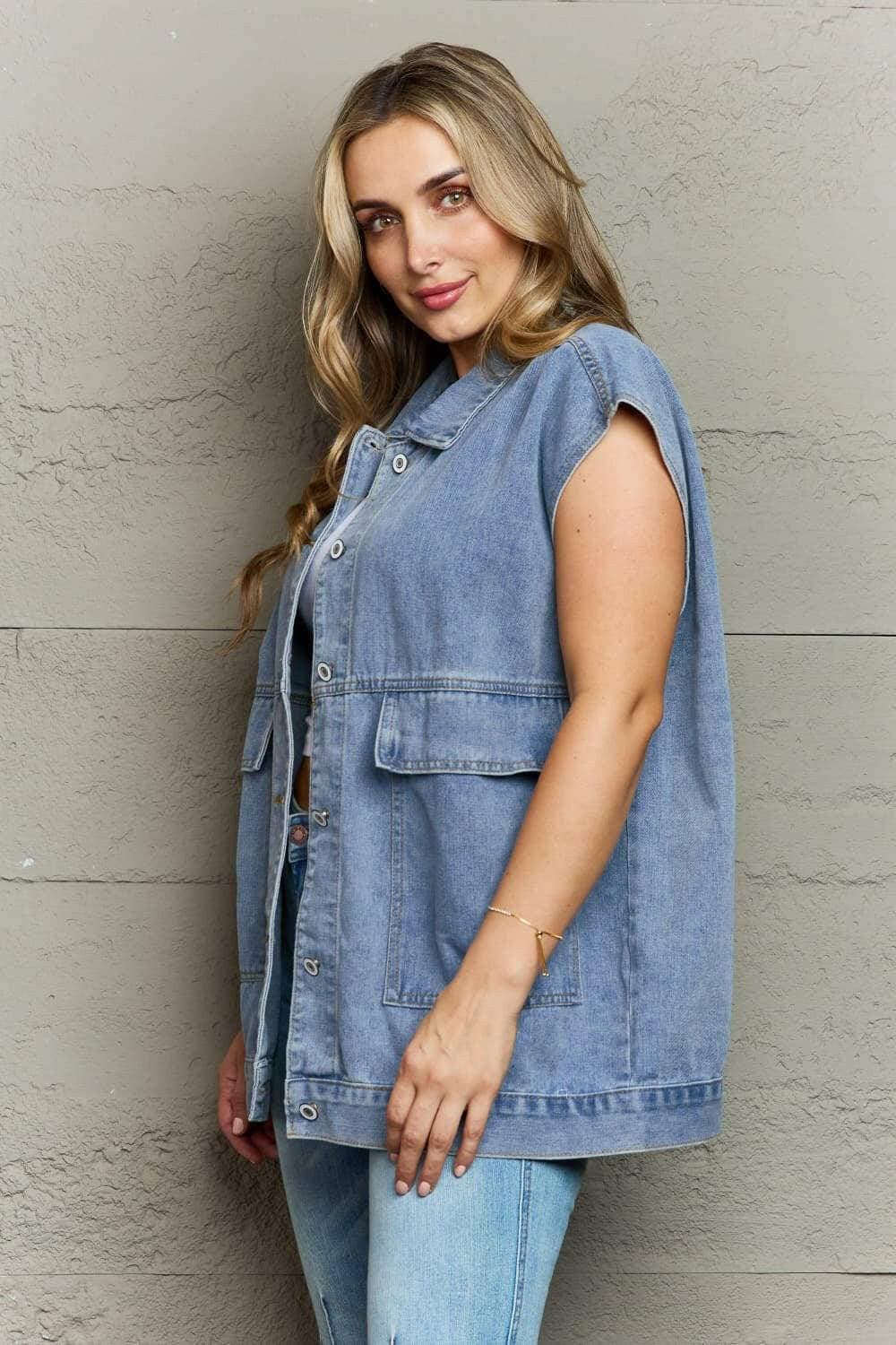 Stylish sleeveless denim shirt with pockets for effortless chic