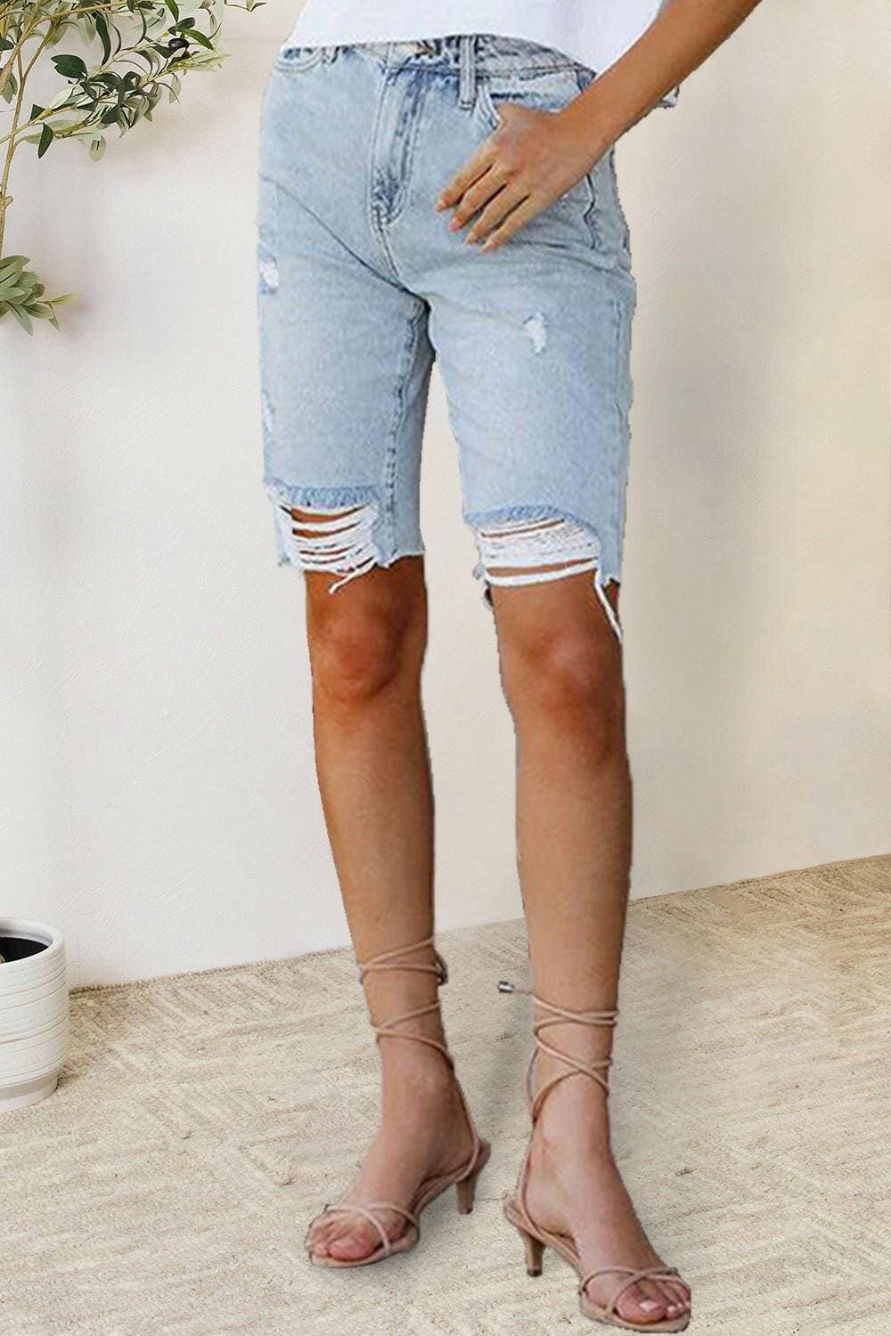 Raw Edge Distressed Denim ShortsUpgrade Your Summer Wardrobe
Introducing our Raw Edge Distressed Denim Shorts, the perfect blend of style and comfort. Designed for the fashion-forward individual, tLove Salve Raw Edge Distressed Denim Shortsjeans