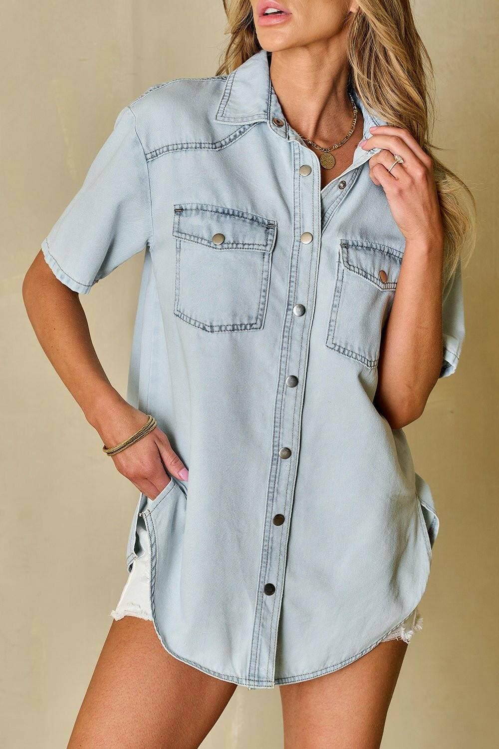 Slit Snap Down Short Sleeve Denim TopUpgrade Your Style with our Slit Snap Down Short Sleeve Denim Top

Revamp your wardrobe with our chic Slit Snap Down Short Sleeve Denim Top. Made from a luxurious blLove Salve Short Sleeve Denim Topjeans