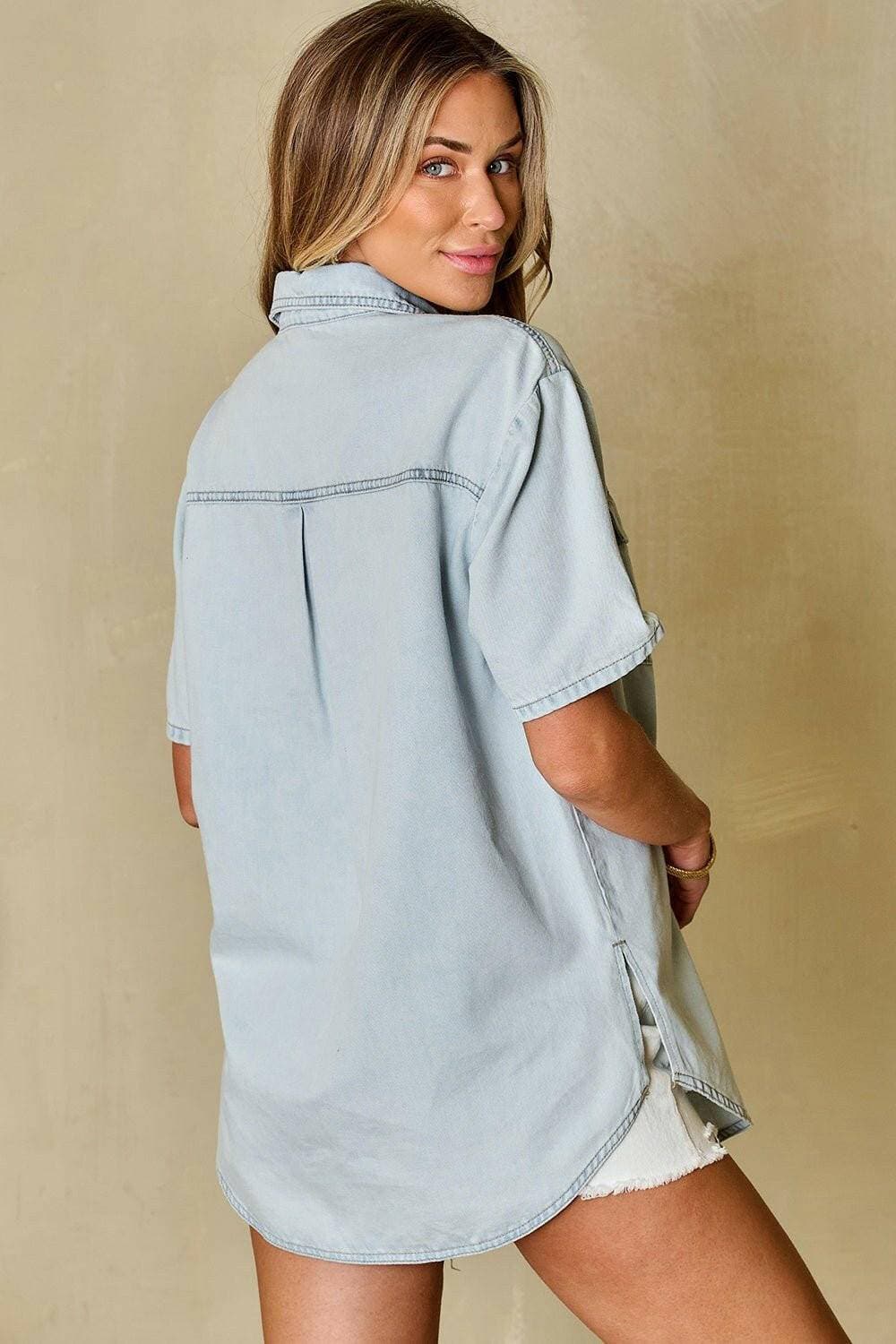 Slit Snap Down Short Sleeve Denim TopUpgrade Your Style with our Slit Snap Down Short Sleeve Denim Top

Revamp your wardrobe with our chic Slit Snap Down Short Sleeve Denim Top. Made from a luxurious blLove Salve Short Sleeve Denim Topjeans