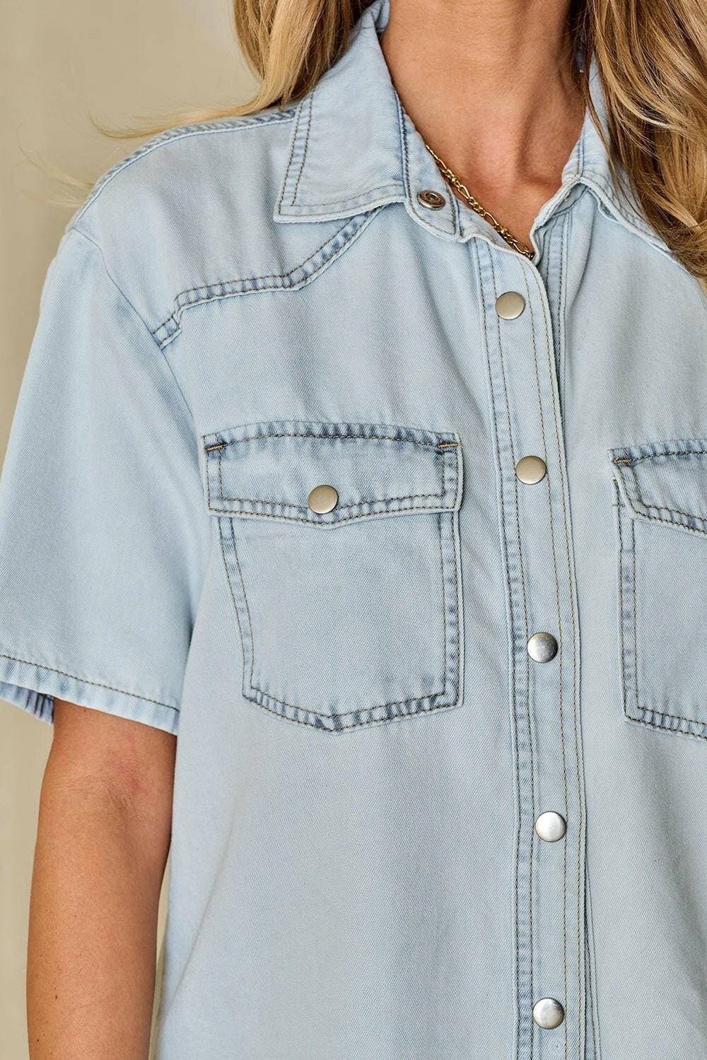 Slit Snap Down Short Sleeve Denim TopUpgrade Your Style with our Slit Snap Down Short Sleeve Denim Top

Revamp your wardrobe with our chic Slit Snap Down Short Sleeve Denim Top. Made from a luxurious blLove Salve Short Sleeve Denim Topjeans