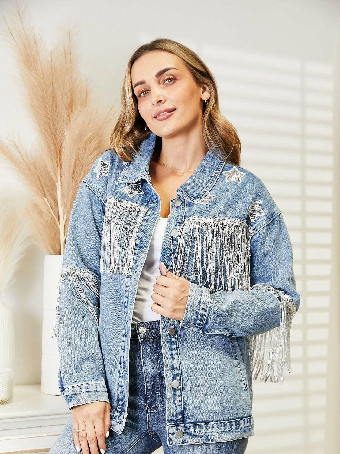 Vintage-Inspired Fringed Denim Jacket with Long SleevesUpgrade Your Style with Our Vintage-Inspired Fringed Denim Jacket

Step into the world of timeless fashion with a contemporary edge by adding our Vintage-Inspired FrLove Salve Vintage-Inspired Fringed Denim Jacketjeans