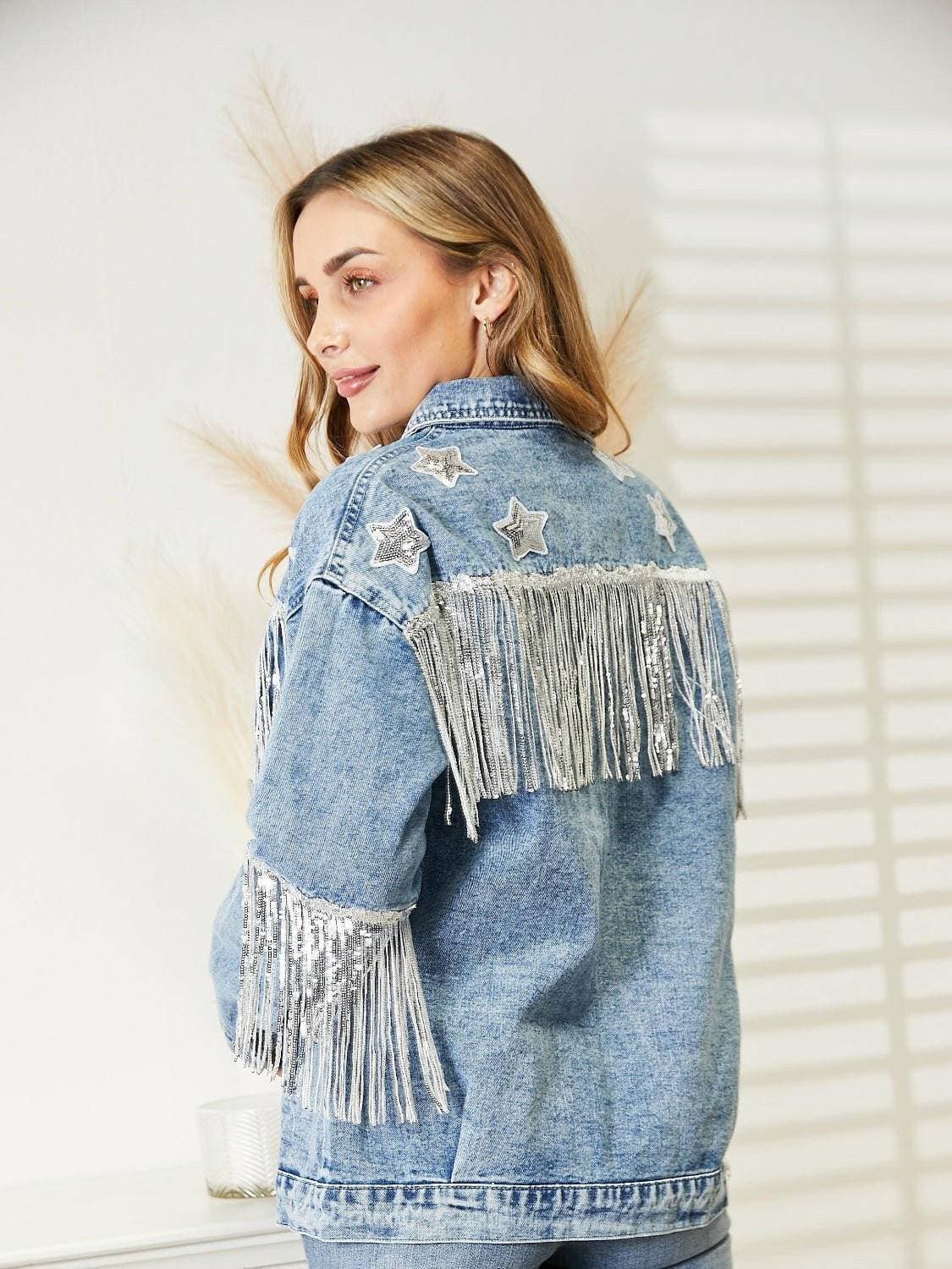 Vintage-Inspired Fringed Denim Jacket with Long SleevesUpgrade Your Style with Our Vintage-Inspired Fringed Denim Jacket

Step into the world of timeless fashion with a contemporary edge by adding our Vintage-Inspired FrLove Salve Vintage-Inspired Fringed Denim Jacketjeans