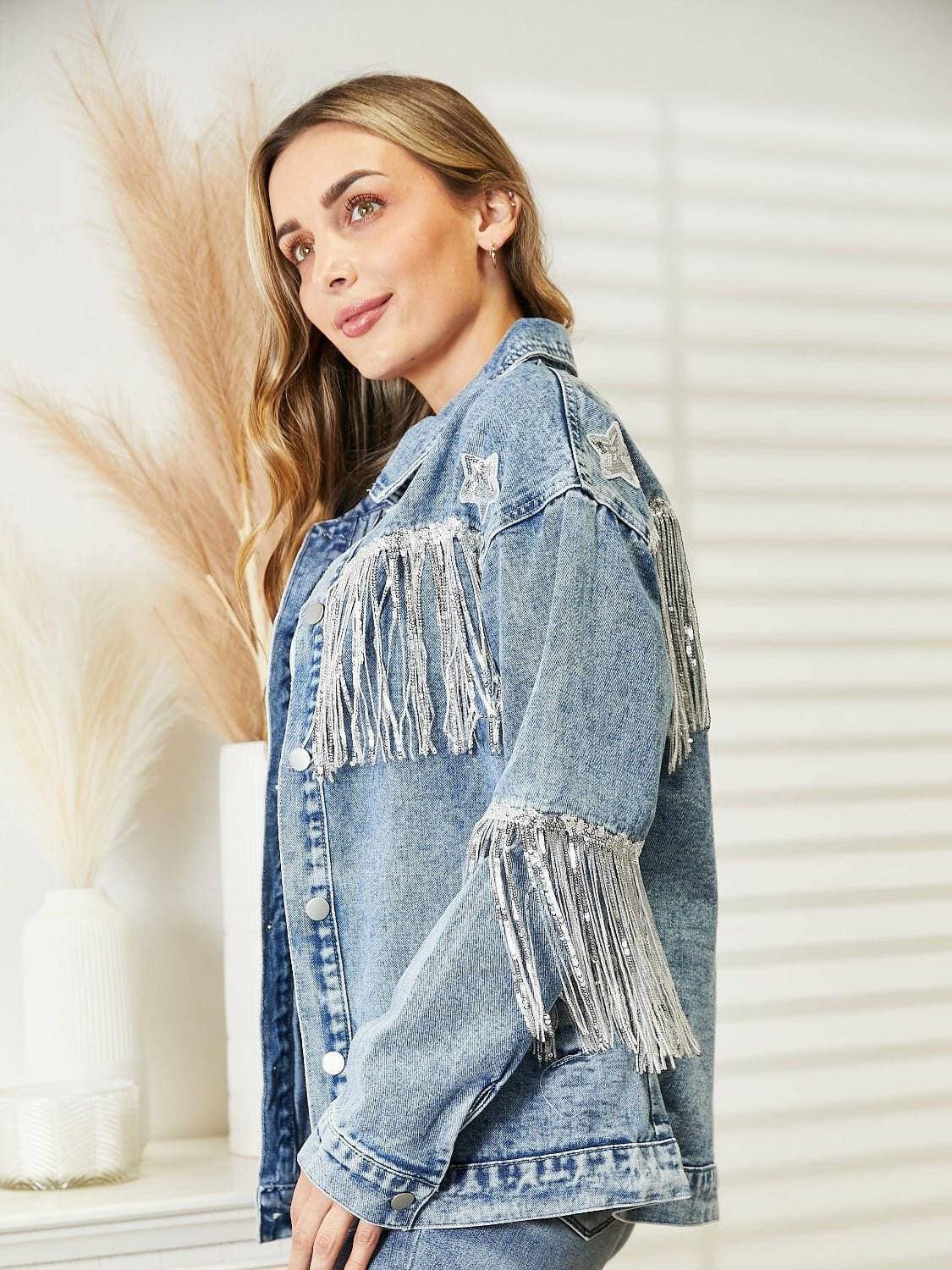 Vintage-Inspired Fringed Denim Jacket with Long SleevesUpgrade Your Style with Our Vintage-Inspired Fringed Denim Jacket

Step into the world of timeless fashion with a contemporary edge by adding our Vintage-Inspired FrLove Salve Vintage-Inspired Fringed Denim Jacketjeans