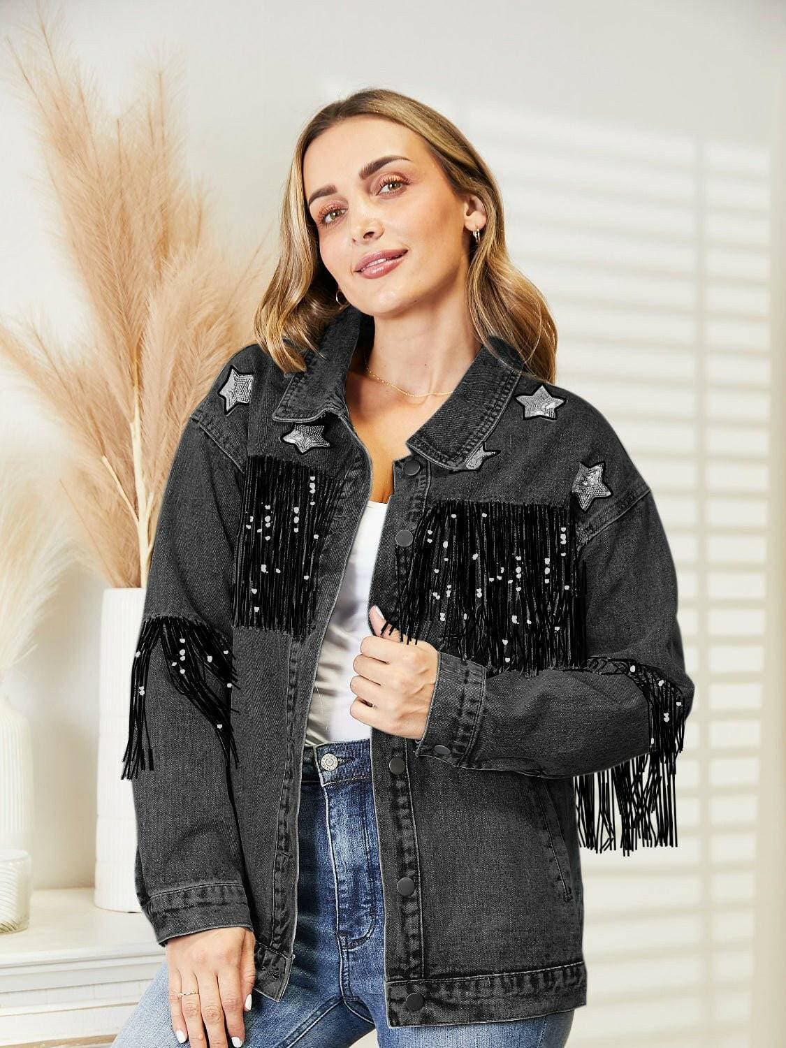 Vintage-Inspired Fringed Denim Jacket with Long SleevesUpgrade Your Style with Our Vintage-Inspired Fringed Denim Jacket

Step into the world of timeless fashion with a contemporary edge by adding our Vintage-Inspired FrLove Salve Vintage-Inspired Fringed Denim Jacketjeans