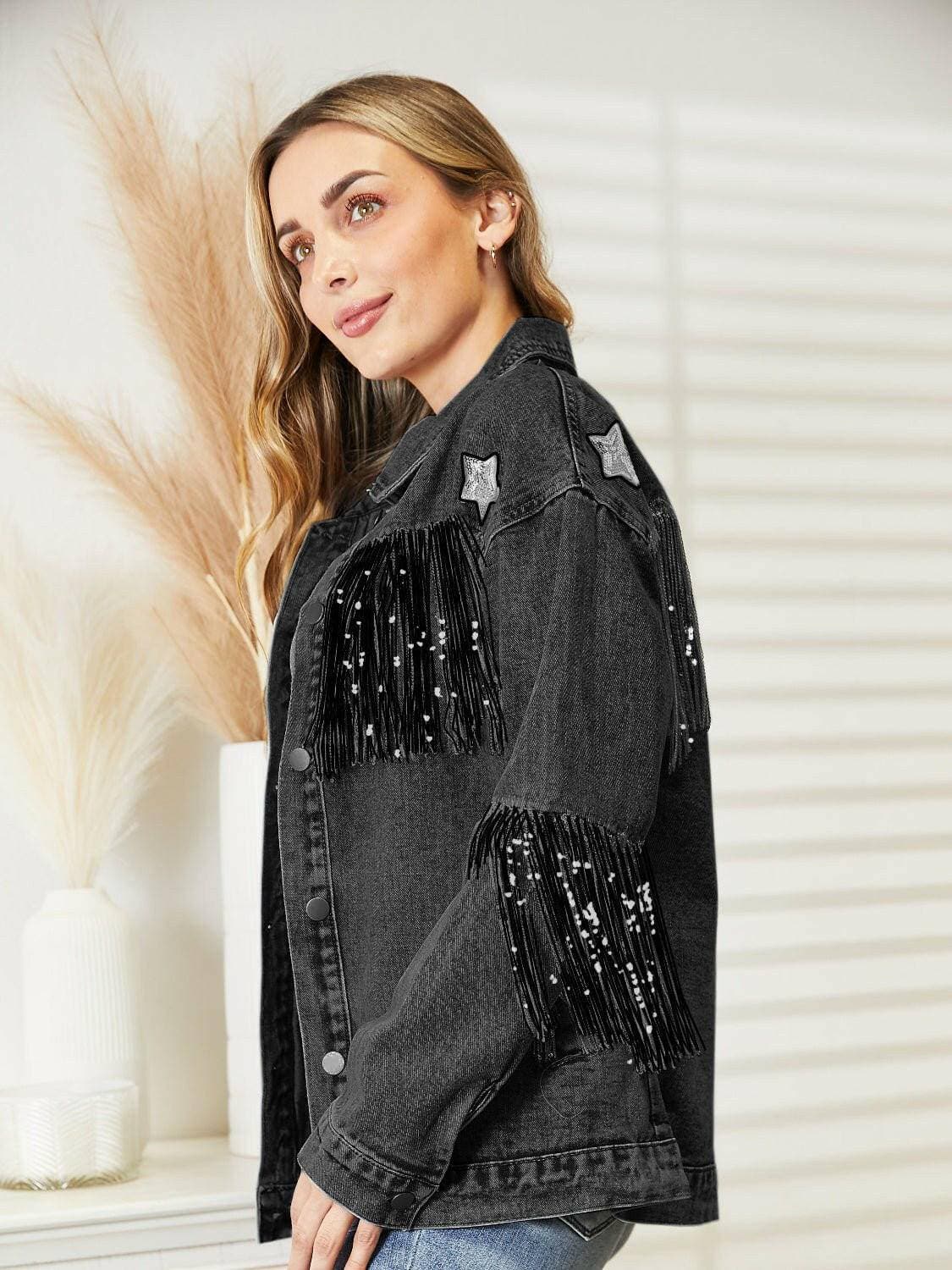 Vintage-Inspired Fringed Denim Jacket with Long SleevesUpgrade Your Style with Our Vintage-Inspired Fringed Denim Jacket

Step into the world of timeless fashion with a contemporary edge by adding our Vintage-Inspired FrLove Salve Vintage-Inspired Fringed Denim Jacketjeans