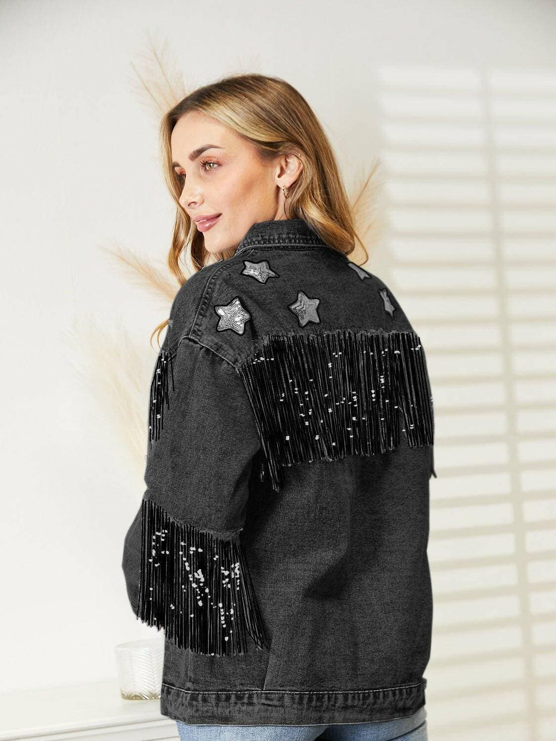 Vintage-Inspired Fringed Denim Jacket with Long SleevesUpgrade Your Style with Our Vintage-Inspired Fringed Denim Jacket

Step into the world of timeless fashion with a contemporary edge by adding our Vintage-Inspired FrLove Salve Vintage-Inspired Fringed Denim Jacketjeans