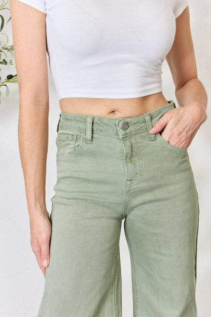 Erhöhen Sie Ihren Stil: High-Waist-Jeans mit weitem Bein und offenem Saum