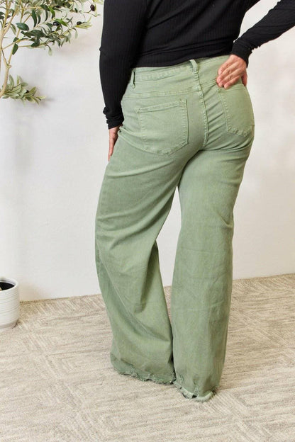 Erhöhen Sie Ihren Stil: High-Waist-Jeans mit weitem Bein und offenem Saum