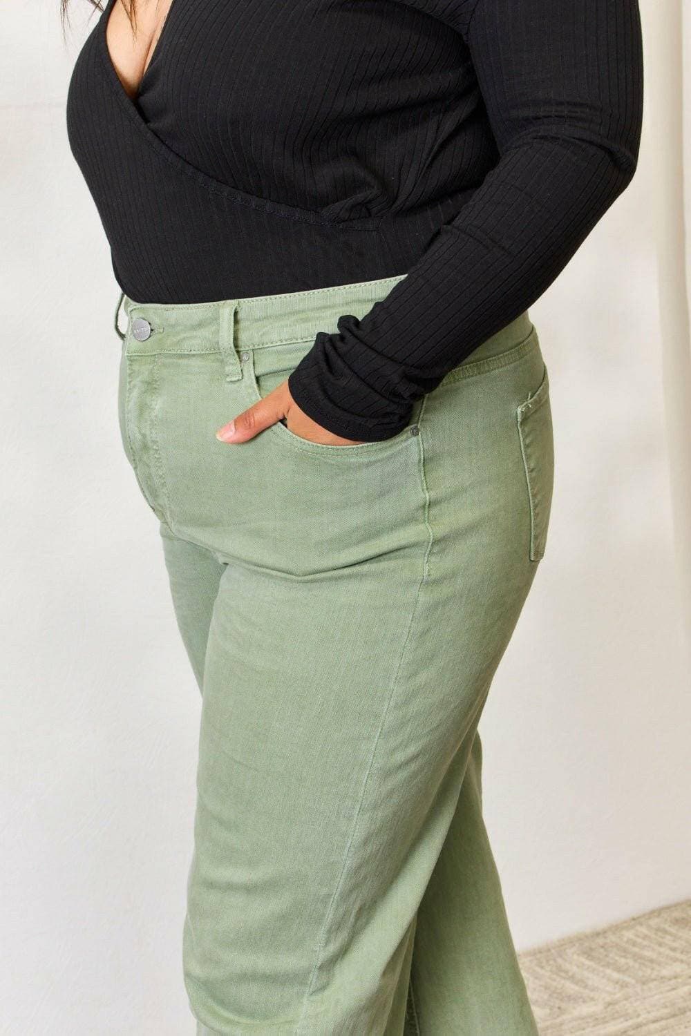 Erhöhen Sie Ihren Stil: High-Waist-Jeans mit weitem Bein und offenem Saum