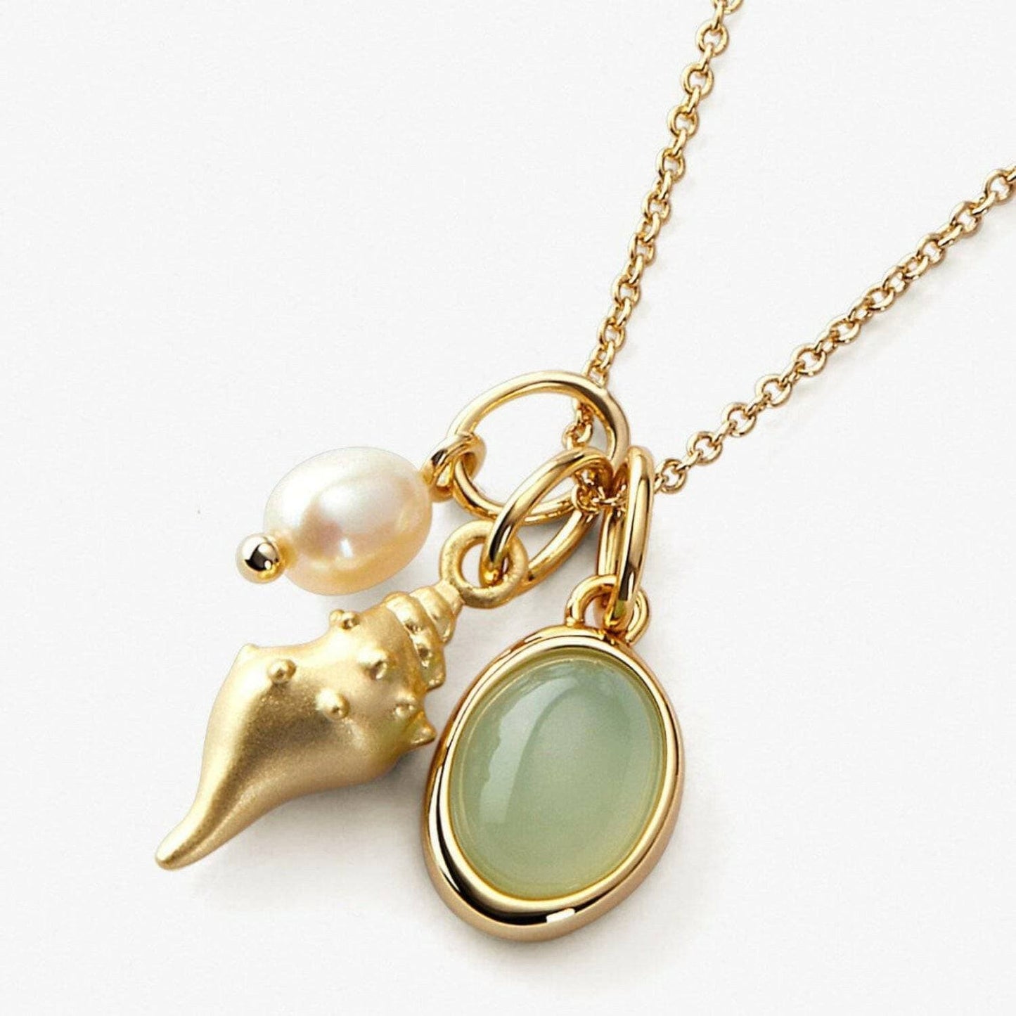 Elegant crystal conch pendant necklace with gold plating