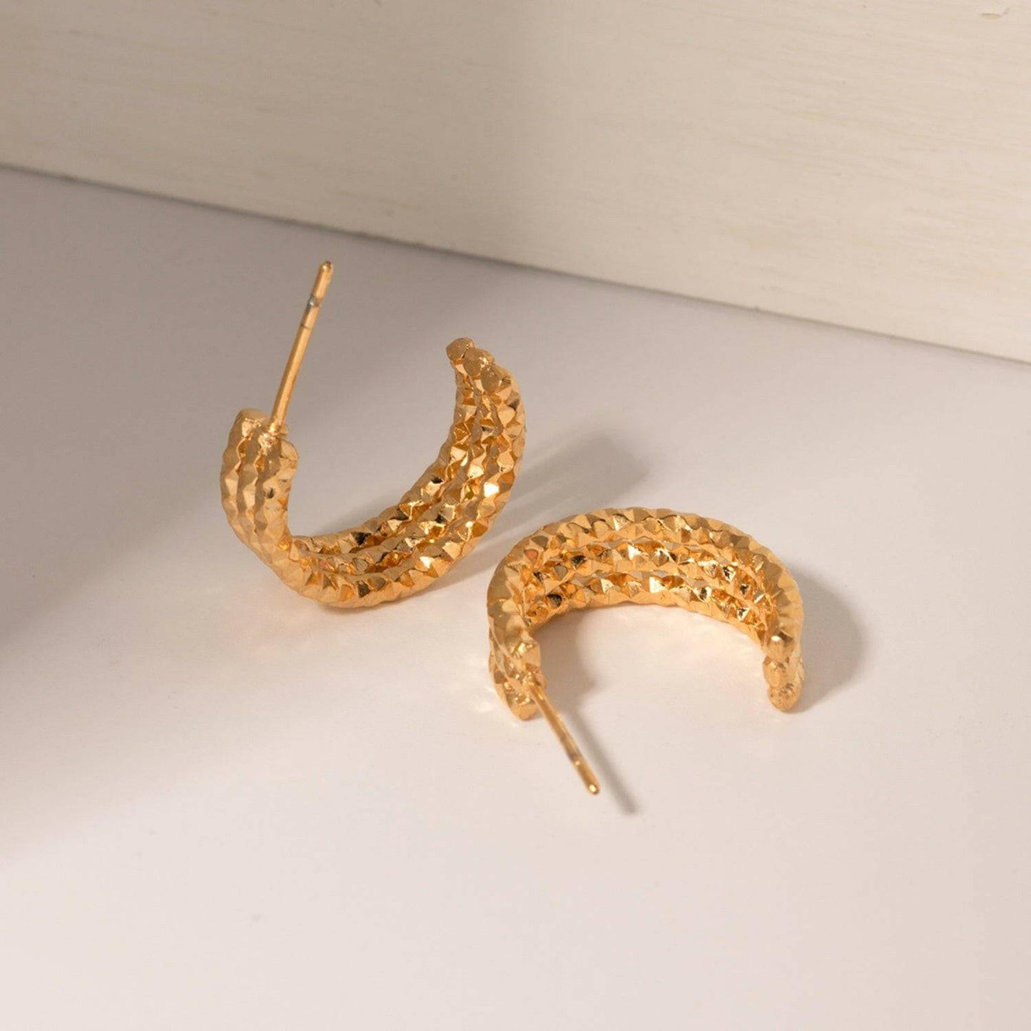 Elegant C-Hoop Earrings in Gold-Plated Stainless SteelElegant C-Hoop Earrings in Gold-Plated Stainless Steel
 
 
Material: Crafted from 18K gold-plated stainless steel for durability and a luxurious appearance.
 
UniqueLove Salve -Hoop EarringsJewelry