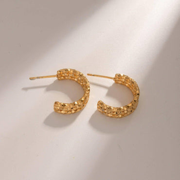 Elegant C-Hoop Earrings in Gold-Plated Stainless SteelElegant C-Hoop Earrings in Gold-Plated Stainless Steel
 
 
Material: Crafted from 18K gold-plated stainless steel for durability and a luxurious appearance.
 
UniqueLove Salve -Hoop EarringsJewelry