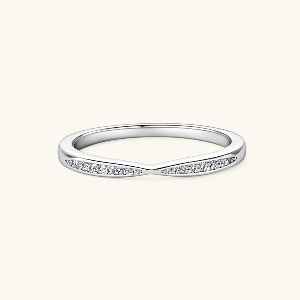 Radiant Moissanite Solitaire Silver Band RingExperience Timeless Elegance with our Radiant Moissanite Solitaire Silver Band Ring
 
 
Material: Crafted from premium 925 sterling silver, featuring a dazzling MoisLove Salve Radiant Moissanite Solitaire Silver Band RingJewelry