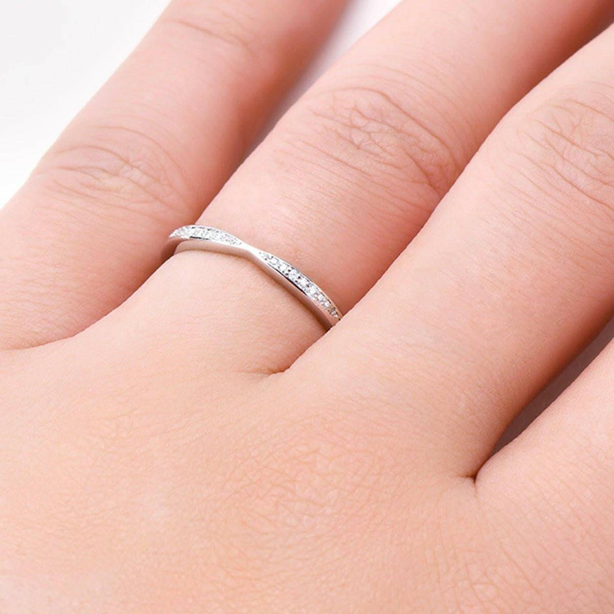 Radiant Moissanite Solitaire Silver Band RingExperience Timeless Elegance with our Radiant Moissanite Solitaire Silver Band Ring
 
 
Material: Crafted from premium 925 sterling silver, featuring a dazzling MoisLove Salve Radiant Moissanite Solitaire Silver Band RingJewelry