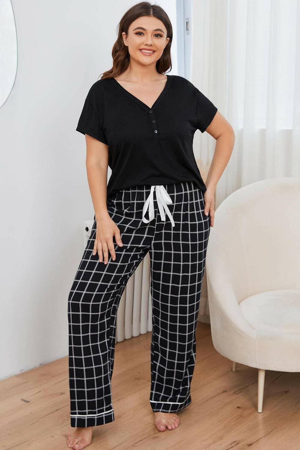 Cozy Plaid V-Neck Lounge Set for Plus SizesCozy Plaid V-Neck Lounge Set for Plus Sizes
 Experience the Perfect Blend of Comfort and Style
 
 Key Features:
 
 
Ultimate Comfort: Relax in sophistication with ouLove Salve -Neck Lounge Setlounge