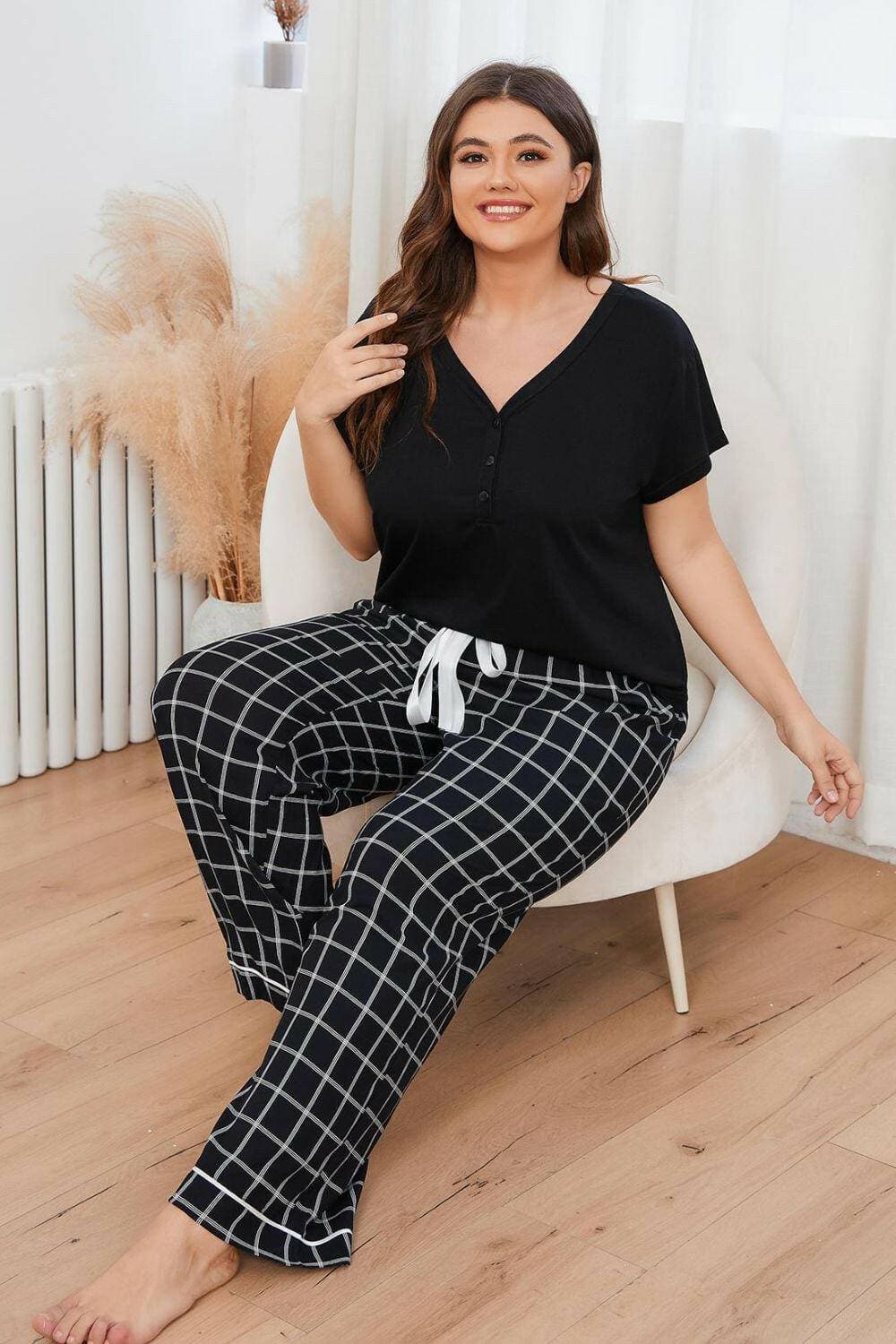 Cozy Plaid V-Neck Lounge Set for Plus SizesCozy Plaid V-Neck Lounge Set for Plus Sizes
 Experience the Perfect Blend of Comfort and Style
 
 Key Features:
 
 
Ultimate Comfort: Relax in sophistication with ouLove Salve -Neck Lounge Setlounge