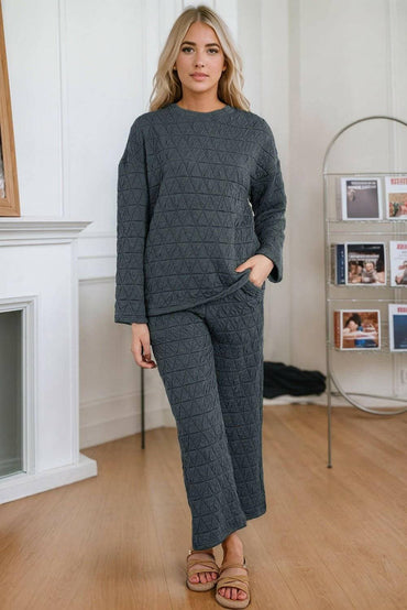 Luxe Lounge Set with Mock Neck Top and Cargo PantsUpgrade Your Loungewear Game with Our Luxe Lounge Set
 
 
Chic Style and Comfort: Elevate your lounging experience with this two-piece set that combines stylish sophLove Salve Luxe Lounge Setlounge