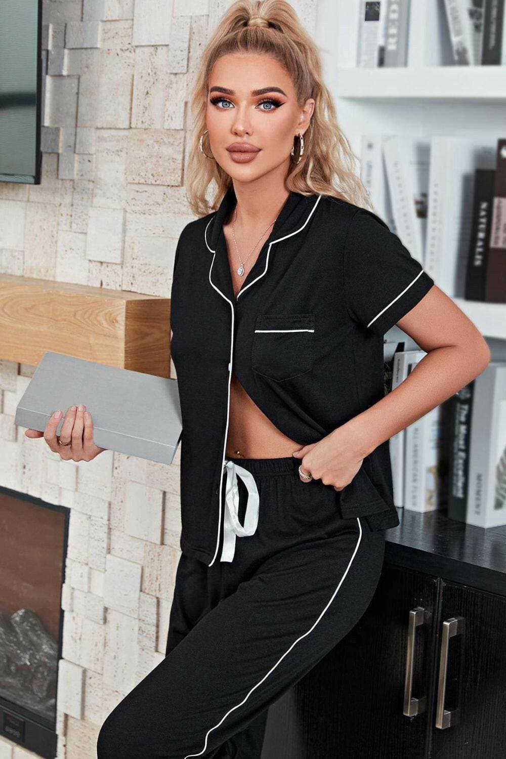 Sophisticated Lounge Set with Stylish Piping DetailExperience Chic Comfort with Our Sophisticated Lounge Set
 
 
Sophisticated Style: Elevate your loungewear with lapel collar, short sleeves, and contrast piping detaLove Salve Sophisticated Lounge Setlounge