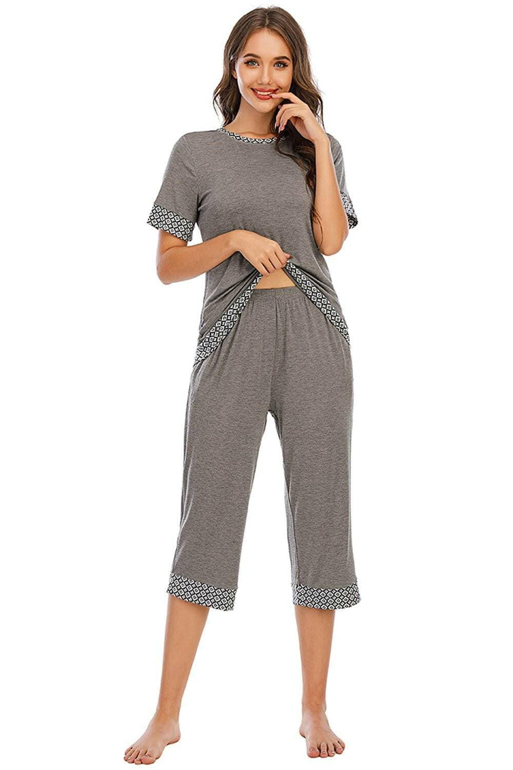 Elegant Lounge Set with Short Sleeve Top and Capri PantsElegant Lounge Set with Short Sleeve Top and Capri Pants
 Indulge in relaxation without compromising on style. Elevate your loungewear game with our Elegant Lounge SLove Salve Elegant Lounge Setlounge