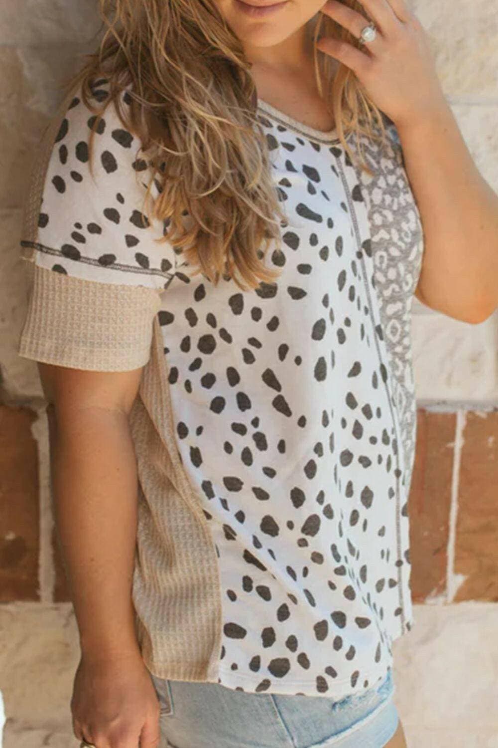 Leopard Print Oversized V-Neck Short Sleeve Tee for Curvy FiguresLeopard Print Oversized V-Neck Short Sleeve Tee for Curvy Figures
 Upgrade your wardrobe with our Leopard Print Oversized V-Neck Tee! Embrace your curves in style wiLove Salve -Neck Short Sleeve Teeplus