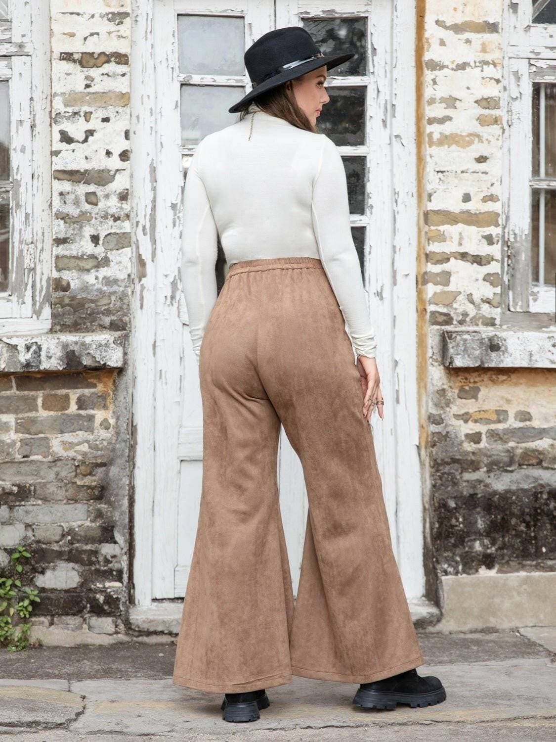 Curvy Fit Flared Trousers with PocketsCurvy Fit Flared Trousers with Pockets
 Upgrade your wardrobe and embrace the perfect blend of fashion and functionality with our Curvy Fit Flared Trousers. DesignedLove Salve Curvy Fit Flared Trousersplus