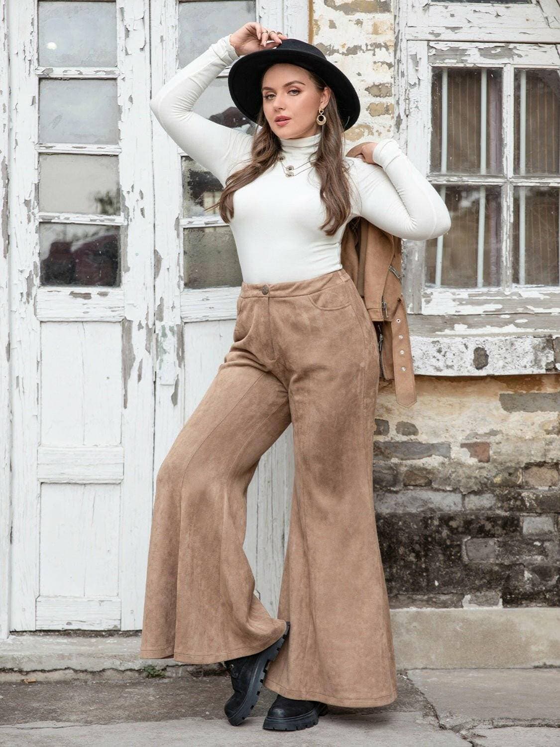 Curvy Fit Flared Trousers with PocketsCurvy Fit Flared Trousers with Pockets
 Upgrade your wardrobe and embrace the perfect blend of fashion and functionality with our Curvy Fit Flared Trousers. DesignedLove Salve Curvy Fit Flared Trousersplus