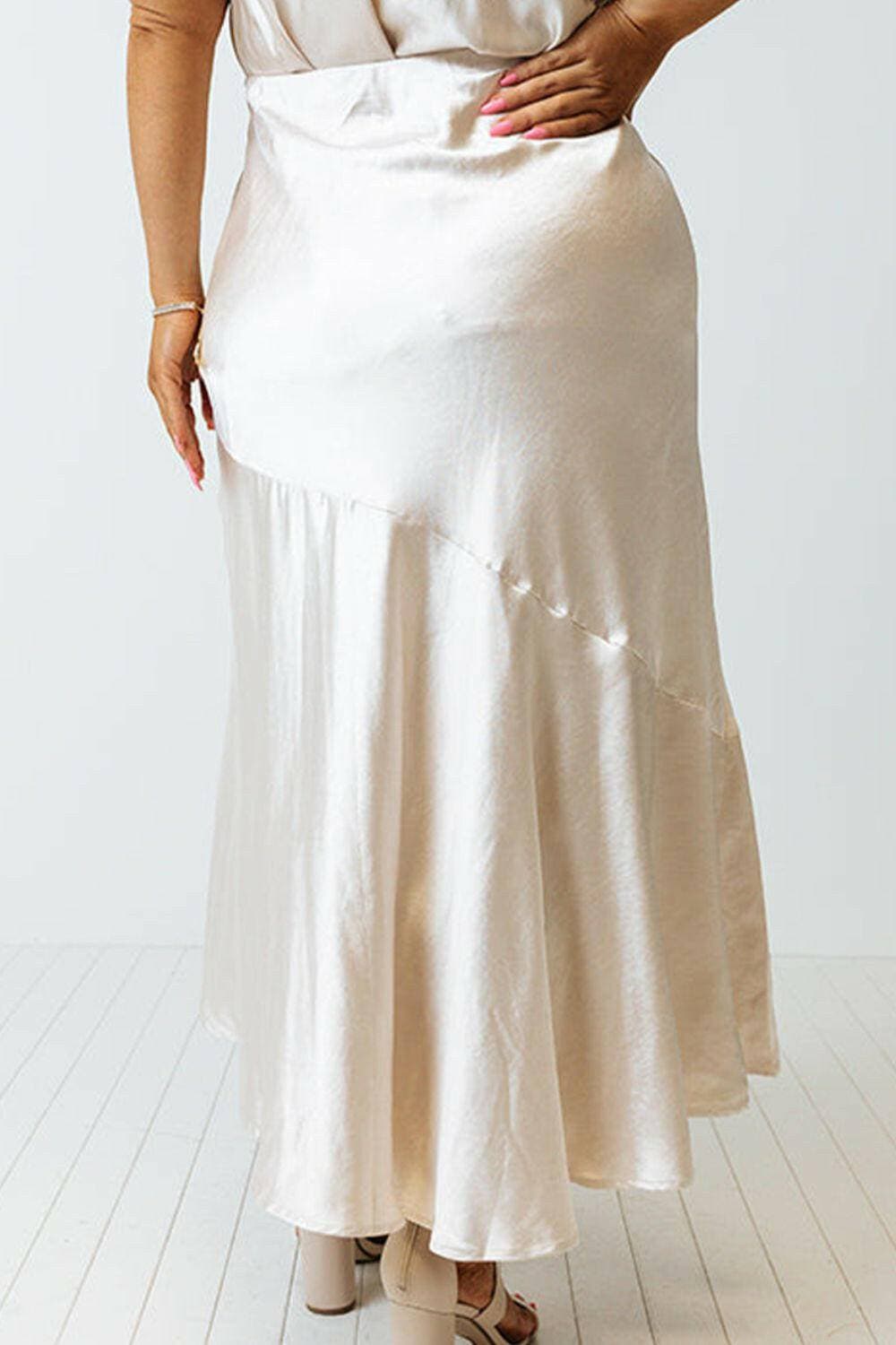 Curvy Chic Slit Ruffled Maxi SkirtExperience Effortless Elegance with our Curvy Chic Slit Ruffled Maxi Skirt
 
 
Flattering Silhouette: Embrace your curves in style with this maxi skirt designed to aLove Salve Curvy Chic Slit Ruffled Maxi Skirtplus