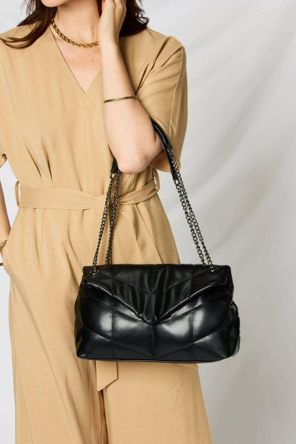 Luxurious Faux Leather Handbag with Chain StrapExperience Elegance and Sustainability
 Luxurious Appeal: Elevate your look with this sophisticated faux leather handbag that exudes luxury and style.
 
 SustainableLove Salve Luxurious Faux Leather HandbagShoes