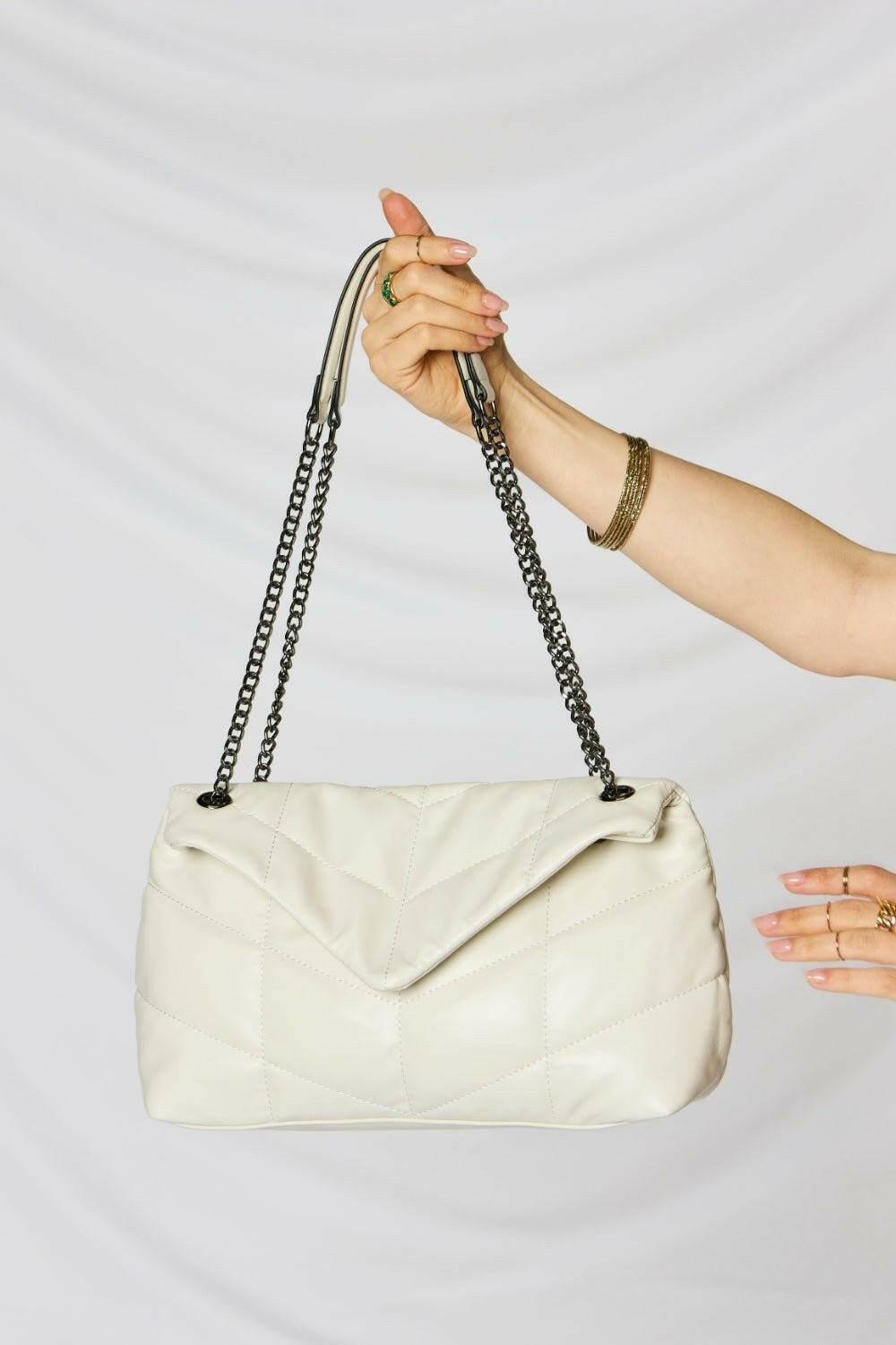 Luxurious Faux Leather Handbag with Chain StrapExperience Elegance and Sustainability
 Luxurious Appeal: Elevate your look with this sophisticated faux leather handbag that exudes luxury and style.
 
 SustainableLove Salve Luxurious Faux Leather HandbagShoes