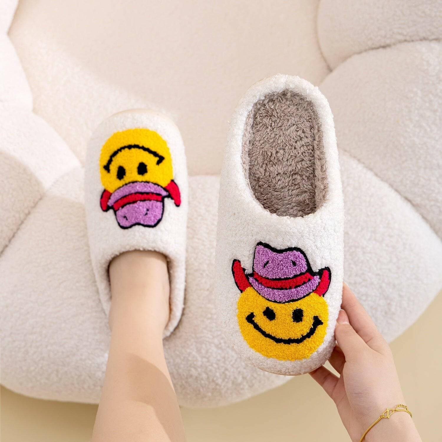 Cozy Smiley Face Plush SlippersCozy Smiley Face Plush Slippers
 Step into a world of ultimate comfort and joy with our Cozy Smiley Face Plush Slippers! Designed to elevate your relaxation experienLove Salve Cozy Smiley Face Plush SlippersShoes