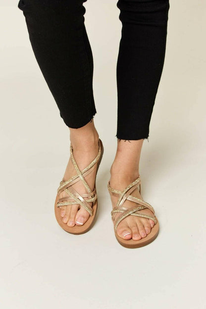 Funkelnde Crisscross-Sandalen mit Strasssteinen für glamourösen Komfort