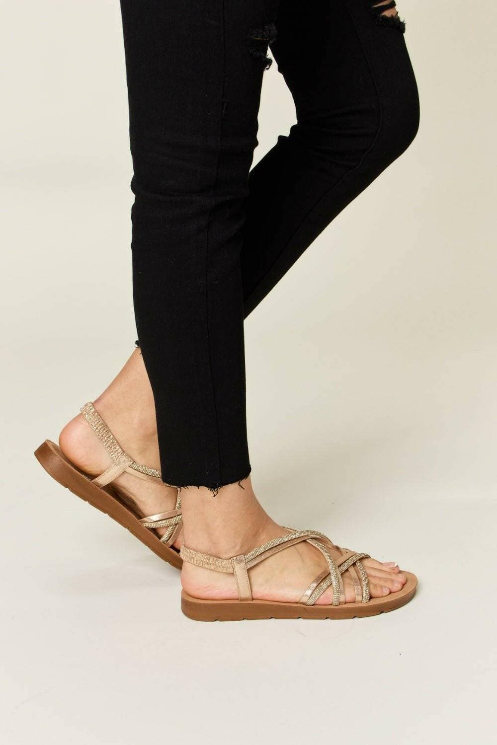 Funkelnde Crisscross-Sandalen mit Strasssteinen für glamourösen Komfort