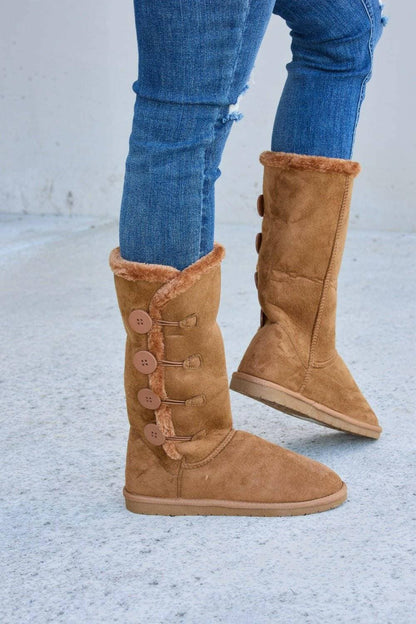 Winter-ready Fur-Lined Flat Boots by Forever LinkStay Stylish and Cozy this Winter
 Step up your winter style game with the Winter-ready Fur-Lined Flat Boots by Forever Link. Embrace the chilly season while ensurinLove Salve Winter-ready Fur-Lined Flat BootsShoes