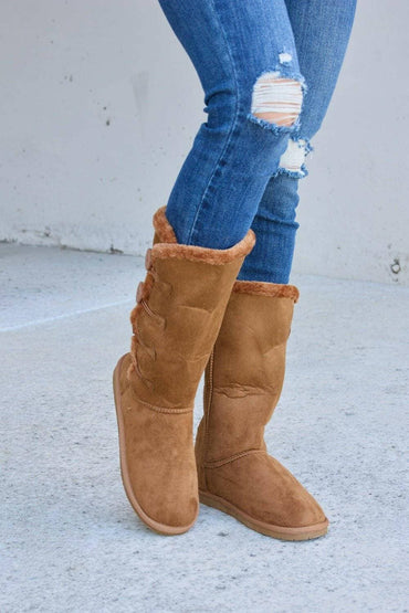 Winter-ready Fur-Lined Flat Boots by Forever LinkStay Stylish and Cozy this Winter
 Step up your winter style game with the Winter-ready Fur-Lined Flat Boots by Forever Link. Embrace the chilly season while ensurinLove Salve Winter-ready Fur-Lined Flat BootsShoes