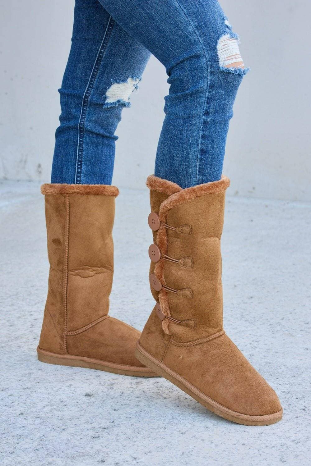 Winter-ready Fur-Lined Flat Boots by Forever LinkStay Stylish and Cozy this Winter
 Step up your winter style game with the Winter-ready Fur-Lined Flat Boots by Forever Link. Embrace the chilly season while ensurinLove Salve Winter-ready Fur-Lined Flat BootsShoes