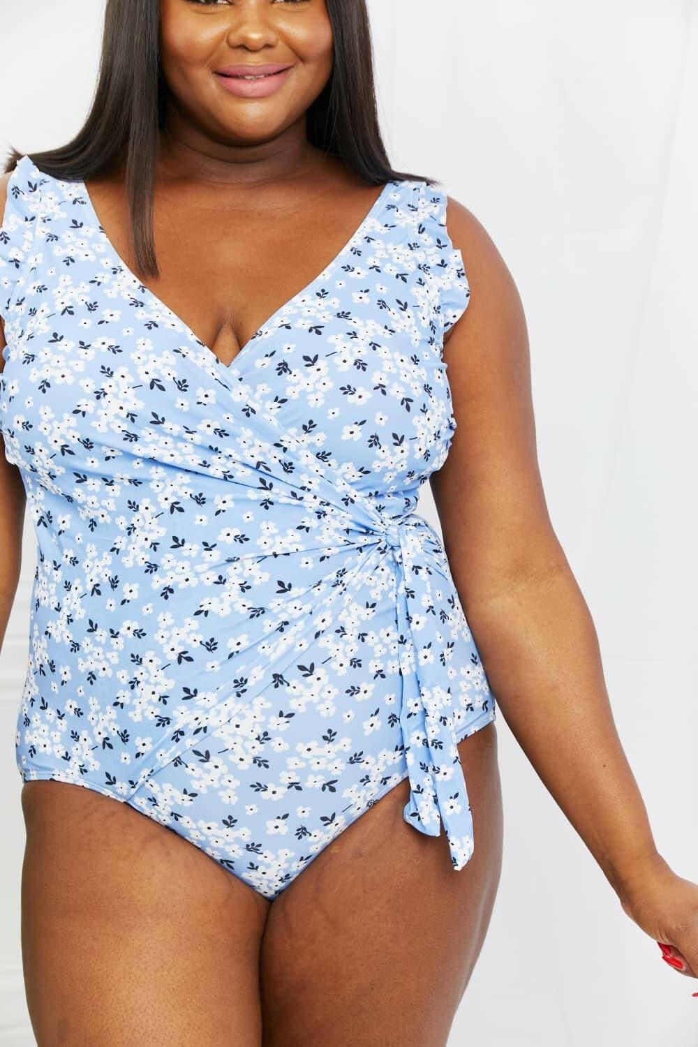 Wickelbadeanzug in Meerjungfrauenblau mit Rüschendetail von Marina West Swim