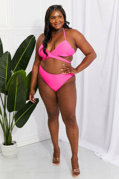 Pinkes Twist-Bikini-Set mit doppeltem Riemendetail für Sommerspaß