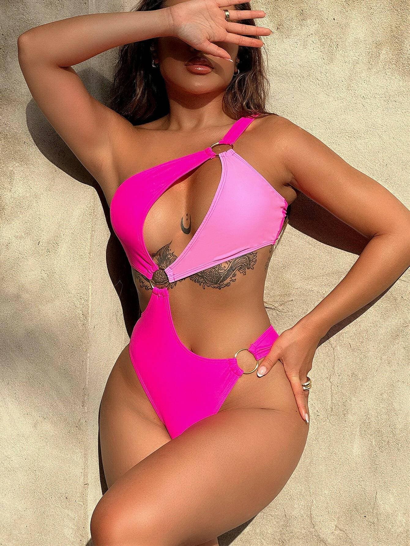 Ring Detail Asymmetrical One-Piece Bikini SuitUnleash Your Boldness with our Ring Detail Asymmetrical One-Piece Bikini Suit
 
 
Top Type: No underwire
 
Chest Pad: Removable padding
 
Pattern Type: Contrast
 
StLove Salve Ring Detail Asymmetricalswimwear