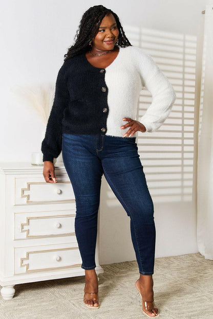 Versatile V-Neck Cardigan with Contrast Button DetailUpgrade Your Style with the Versatile V-Neck Cardigan
 Revamp your wardrobe with our exquisite V-Neck Cardigan featuring striking contrast button details. This cardiLove Salve Contrast Button DetailTIKTOK