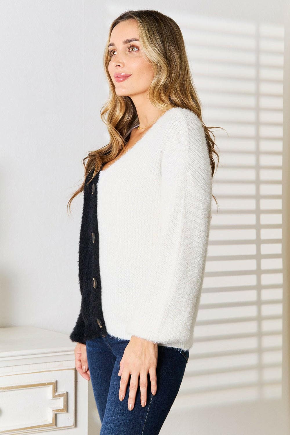 Versatile V-Neck Cardigan with Contrast Button DetailUpgrade Your Style with the Versatile V-Neck Cardigan
 Revamp your wardrobe with our exquisite V-Neck Cardigan featuring striking contrast button details. This cardiLove Salve Contrast Button DetailTIKTOK