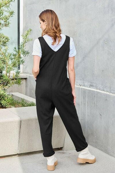 Chic and Functional Sleeveless Jumpsuit with PocketsChic and Functional Sleeveless Jumpsuit with Pockets
 Upgrade Your Style with our versatile sleeveless jumpsuit that seamlessly combines comfort and fashion. This muLove Salve Functional Sleeveless JumpsuitApparel